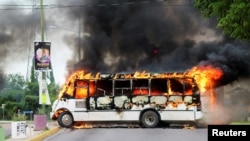 مسلح افراد نے ڈرگ سمگلر کا بیٹا رہا کرانے کے لیے گاڑیوں کو آگ لگا دی۔ 18 اکتوبر 2019
