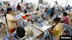 ڈھاکہ میں ملبوسات کی ایک فیکٹری میں کارکن کام کررہے ہیں، فائل فوٹو