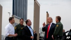 صدر ٹرمپ سین ڈیاگو میں دیوار کے ماڈلز کا معائنہ کر رہے ہیں۔ 13 مارچ 2018