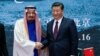 چین کے صدر شی جنگ پنگ اور سعودی فرما روا سلمان بن عبدالعزیز، بیجنگ میں چین کے نیشنل میوزیم میں 16 مارچ 2017 کو "Road to the Arab Republic" میں شرکت کر رہے ہیں۔شی 7 دسمبر کو سعودی عرب پہنچیں گے۔ 