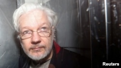 Ông Julian Assange, người sáng lập WikiLeaks, khi rời toà án ở London, Anh, vào ngày 13/6/2020.