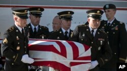 امریکہ کے نیشنل گارڈز کے اہلکار افغانستان میں ہلاک ہونے والے ایک امریکی فوجی اہلکار کی میت لے جا رہے ہیں۔ (فائل فوٹو)