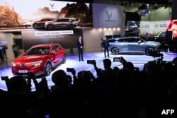 Hai mẫu EV của VinFast được trưng bày trong triển lãm xe hơi ở Los Angeles hồi tháng 11/2021.