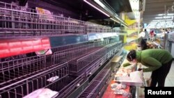 Quầy thực phẩm trống hàng tại một siêu thị ở Tp. HCM ngày 21/8/2021. 
