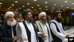 امریکہ کے نمائندہ خصوصی برائے افغان مفاہمت سے ملاقات میں طالبان کے دیگر اعلیٰ عہدیدار ملا محمد فاضل، ملا خیر اللہ خیر خواہ اور مولوی امیر خان متقی بھی میں موجود تھے (فائل فوٹو)