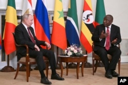 روسی صدر ولادی میر پوٹن اور جنوبی افریقہ کے صدر رامافوسا سینٹ پیٹرز برگ میں افریقی راہنماؤں کے ایک اجلاس کے بعد فوٹے اے پی، 17 جون 2023