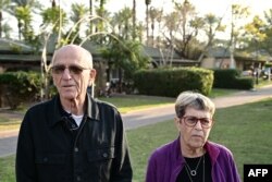 ڈیفنا سے انخلا کر کے ہاؤن کبوتز میں منتقل ہونے والی 76 سالہ اسرائیلی خاتون ایسٹی اور ان کے 81 سالہ شوہراوزی، فوٹو اے ایف پی 4 جنوری 2024