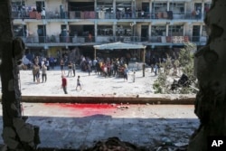 فلسطینی اقوام متحدہ کے زیر انتظام اسکول پر اسرائیلی حملے کے بعد نقصانات کا جائزہ لے رہے ہیں ، فوٹواے پی،6 جون 2024