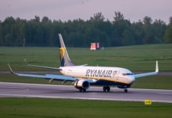 Belarus bị chỉ trích vì buộc một máy bay của Ryanair hạ cánh để bắt giữ một nhân vật đối lập.