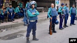 ڈھاکہ میں بنگلہ دیش نیشنلسٹ پارٹی کے ہید کوارٹز کے سامنے پولیس اہلکار متعین ہیں