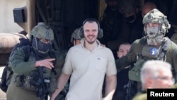 اسرائیلی فوجی ایک یرغمال کو آزاد کروا کر اپنے ساتھ لا رہے ہیں۔ اسرائیل نے چار یرغمال چھڑوانے کا اعلان کیا ہے۔ 8 جون 2024