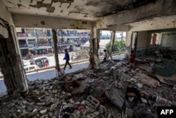 اسرائیلی فورسز کی بمباری سے غزہ میں تباہ ہونے والے اقوام متحدہ کے ایک اسکول کا کلاس روم۔ اس حملے میں اسکول میں پناہ لینے والوں میں سے 37 افراد ہلاک ہوئے۔ 7 جون 2024