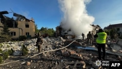 Lính cứu hỏa chữa lửa tại một địa điểm bị Nga tấn công bằng tên lửa ở Kharkiv, Ukraine, vào ngày 10/5/2024.