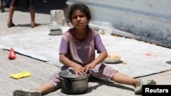  خان یونس میں امدادی سپلائیز کی قلت کے دوران ایک لڑکی ایک چیریٹی کچن میں خوراک کے انتظار میں بیٹھی ہے ، فوٹو رائٹرز ، 19 جون 2024