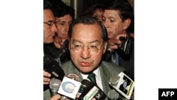 (Tư liệu) Đại sứ Hoa Kỳ tại Bolivia, Manuel Rocha, nói chuyện với các thành viên báo chí ở La Paz vào ngày 11 tháng 7 năm 2001..