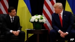 Cựu Tổng thống Donald Trump họp với Tổng thống Ukraine Volodymyr Zelenskiy tại khách sạn InterContinental Barclay New York nhân Đại hội đồng Liên Hợp Quốc, ngày 25/9/ 2019, ở New York. (Ảnh AP/Evan Vucci)