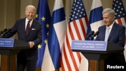 Tổng thống Hoa Kỳ Joe Biden và Tổng thống Phần Lan Sauli Niinisto trong cuộc họp báo chung tại Dinh tổng thống ở Helsinki, Phần Lan, vào ngày 13 tháng 7 năm 2023.
