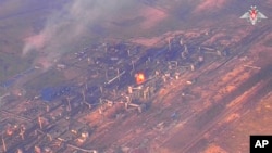 Ảnh chụp lại từ video do Cơ quan báo chí Bộ Quốc phòng Nga công bố hôm thứ Hai, ngày 19/2/2024, cho thấy hình ảnh của Nhà máy hóa chất và than cốc Avdiivka, miền đông Ukraine.