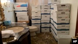 Một hình ảnh mà cáo trạng của Jack Smith đưa ra làm bằng chứng: các thùng tài liệu mật để vương vãi trong một nhà vệ sinh tại khu dinh thự Mar-a-Lago của ông Donald Trump