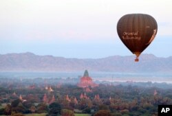 گرم ہوا سے پرواز کرنے والے غبارے آجکل کئی ملکوں میں تفریحی سفر کے لیے استعمال کیے جاتے ہیں جب کہ ماضی میں ان میں سوار ہو کر دنیا کے گرد چکر لگانے کی کوششیں بھی گئی گئیں ہیں۔ یہ غبارہ میانمار کے ایک مقدس شہر باگان پر تفریحی پرواز کر رہا ہے۔ 31 اکتوبر 2029
