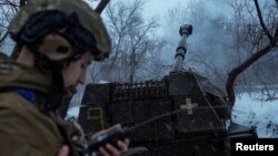Lính Ukraine bắn về phía quân Nga gần tiền tuyến ở thị trấn Bakhmut