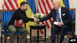 Tổng thống Mỹ Joe Biden gặp Tổng thống Ukraine Volodymyr Zelensky ở khách sạn Intercontinental ở Paris hôm 7/6