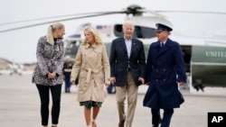 Tổng thống Joe Biden và đệ nhất phu nhân Jill Biden chuẩn bị lên chuyên cơ để đến Puerto Rico vào ngày 3/10/2022 điể khảo sát thiệt hại của bão Fiona.