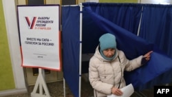 Một người phụ nữ bỏ phiếu trong cuộc bầu cử tổng thống Nga tại một phòng phiếu ở Donetsk, Ukraine bị Nga chiếm, ngày 16/3/2024. (Ảnh của cộng tác viên AFP).