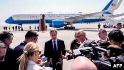 امریکی وزیر خارجہ انٹنی بلنکن، مشرق وسطیٰ کے آٹھویں دورے پر پیر کے روز مصر کے قاہرہ ایئرپورٹ پر صحافیوں سے بات کر رہے ہیں۔ 10 جون 2024