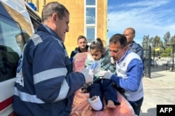 ایک زخمی فلسطینی بچے کو غزہ کی پٹی سے رفح بارڈ ر کراسنگ کے ذریعے مصر انخلا کے بعد مصری ریڈ کریسنٹ کی ایک ایمبولینس میں منتقل کیا جارہا ہے، فوٹو اے پی ، یکم فروری 2024